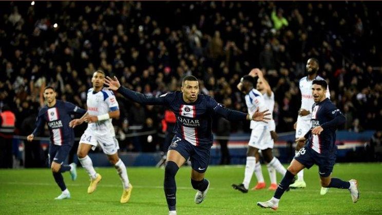 Penalti menit terakhir Kylian Mbappe menyelamatkan kemenangan 10 pemain PSG setelah Neymar dikeluarkan dari lapangan karena diving
